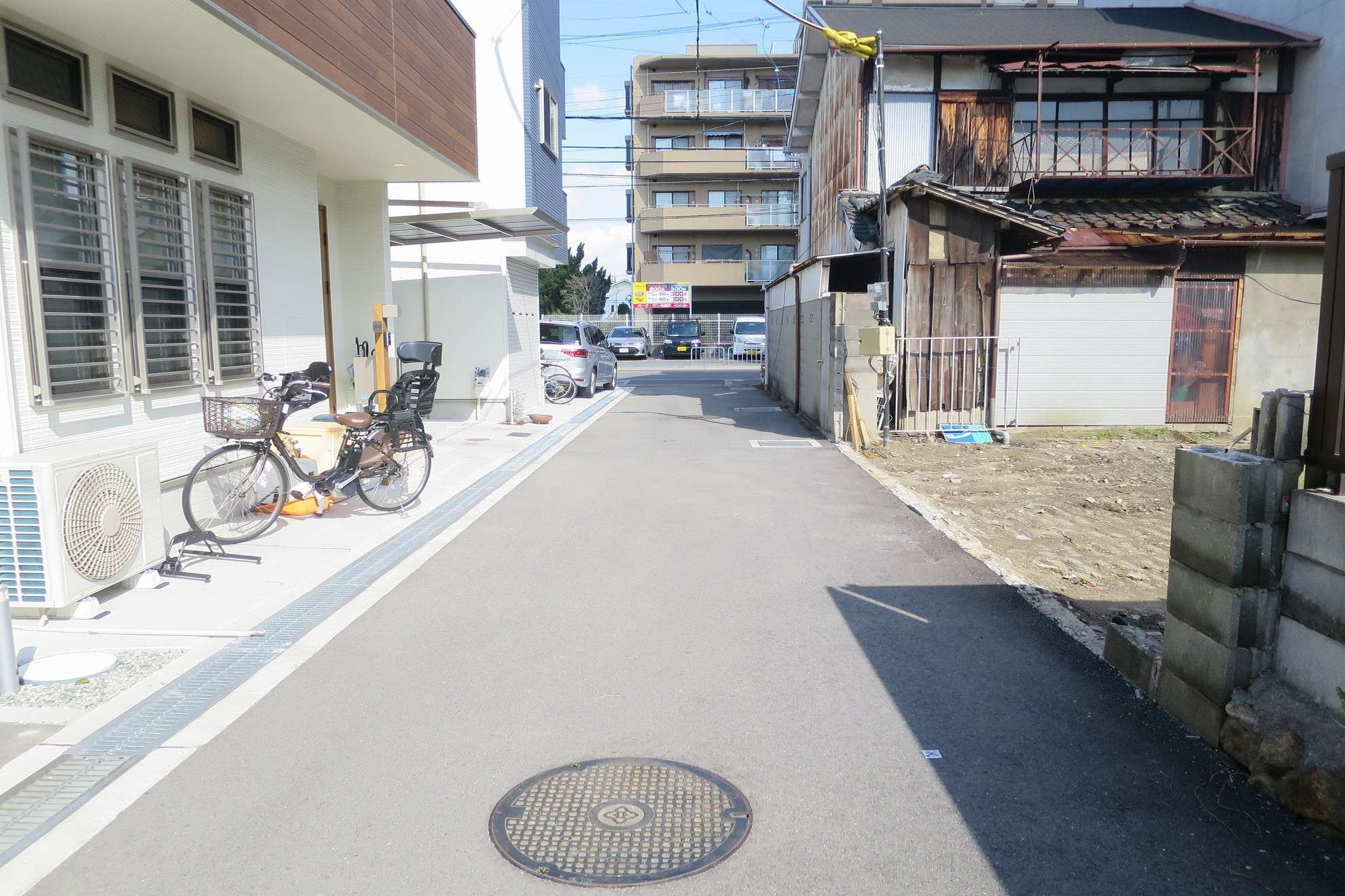 一戸建てやマンション、店舗などが混在するエリアです。