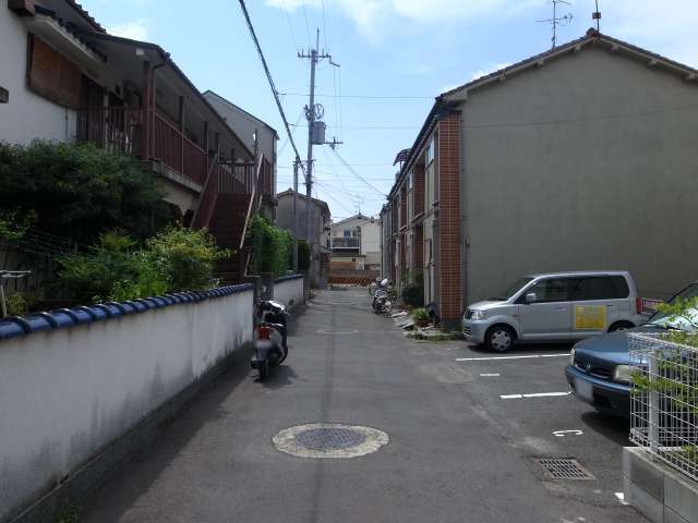 町の中央部を北方向から見た景色。築年数の長い建物が多く並んでいます。