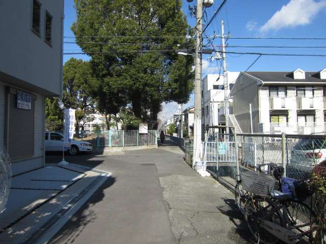 街の中央部を南方向から見た景色。奥(北)には呉服小学校が見えます。