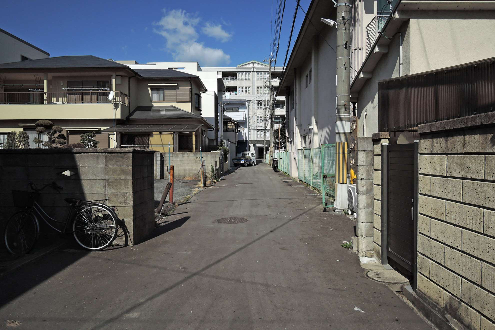 町の南部を南方向から見た景色。一戸建てやマンションが混在しています。