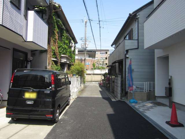 町の中央部を西方向から見た景色。道幅が狭い街路が多いです。