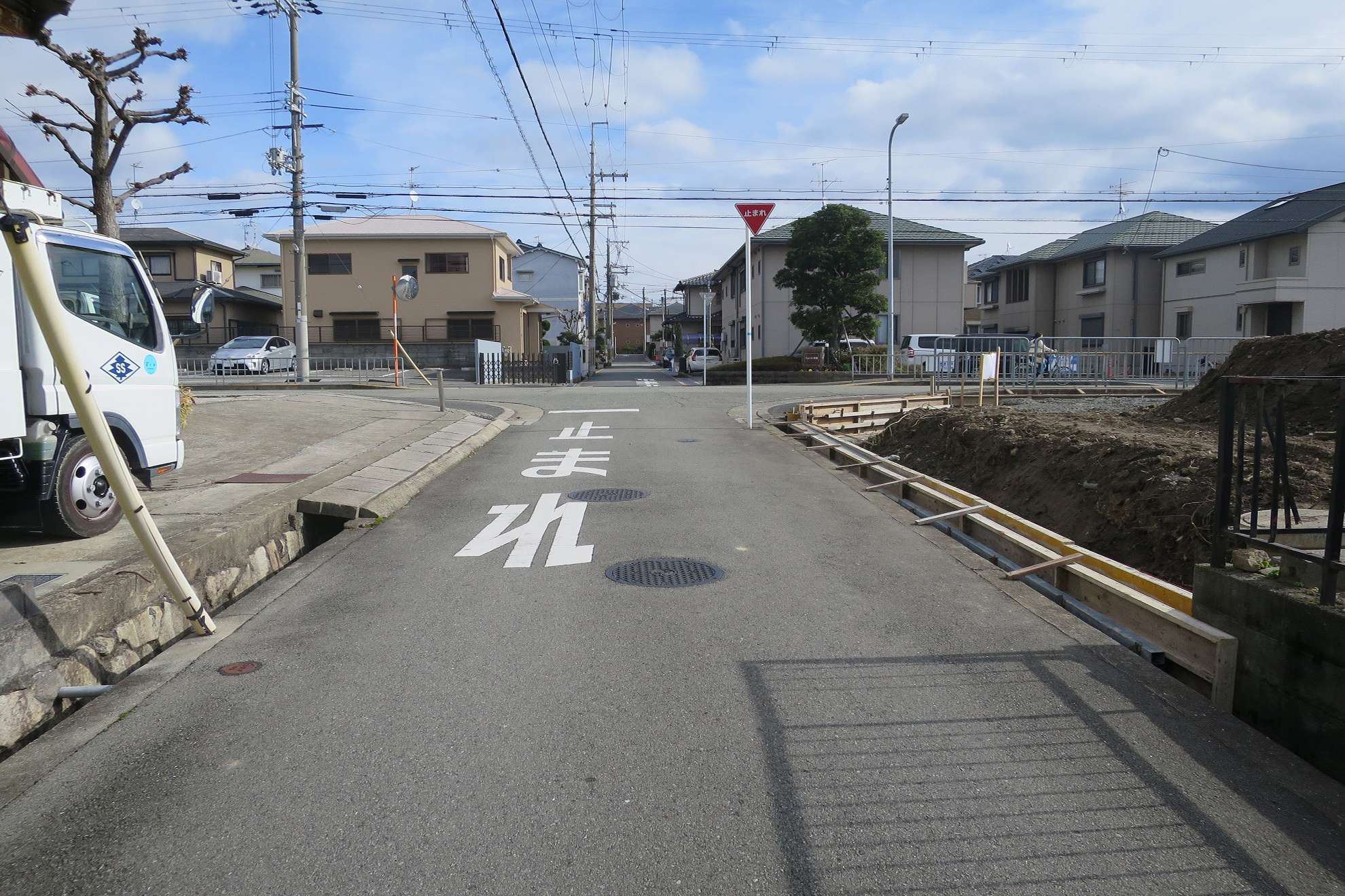 周辺の地勢は平坦です。