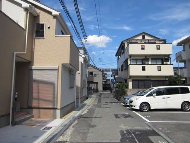 町の西部を南方向から見た景色。幅が狭い道路沿いに一戸建てが並んでいます。