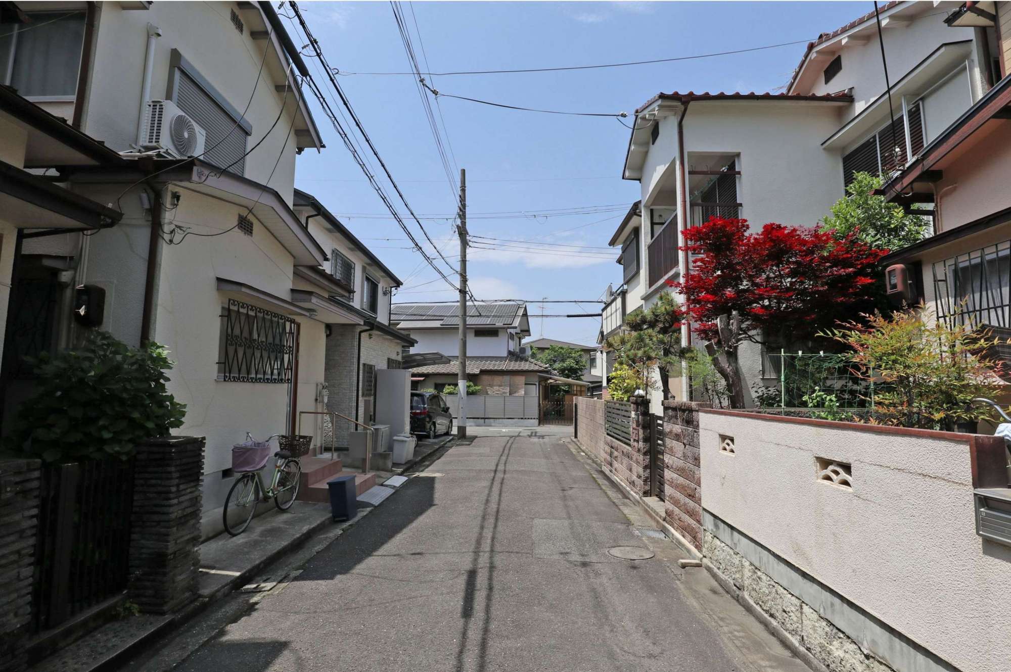 住宅地エリアには一戸建てが多く立ち並んでいます。道幅は狭く、入り組んだ街路が中心です。