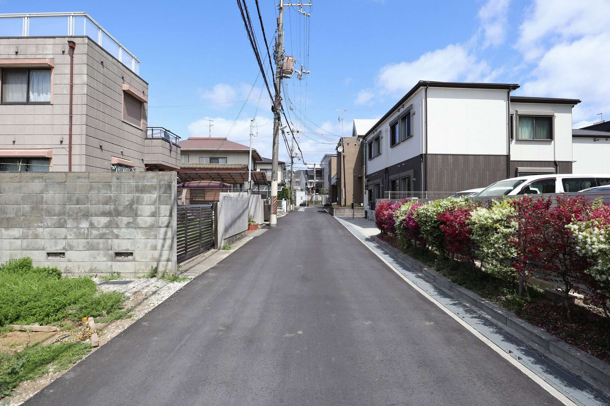 道幅が狭く、入り組んだ街並みですが、閑静な雰囲気が魅力。