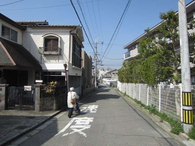 町の北部を東方向から見た景色。一戸建てや低層の集合住宅が見えます。