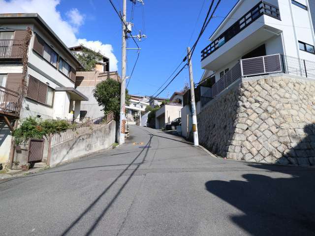 町の北東部を南方向から見た景色。斜面地に敷地の広い一戸建てが並んでいます。