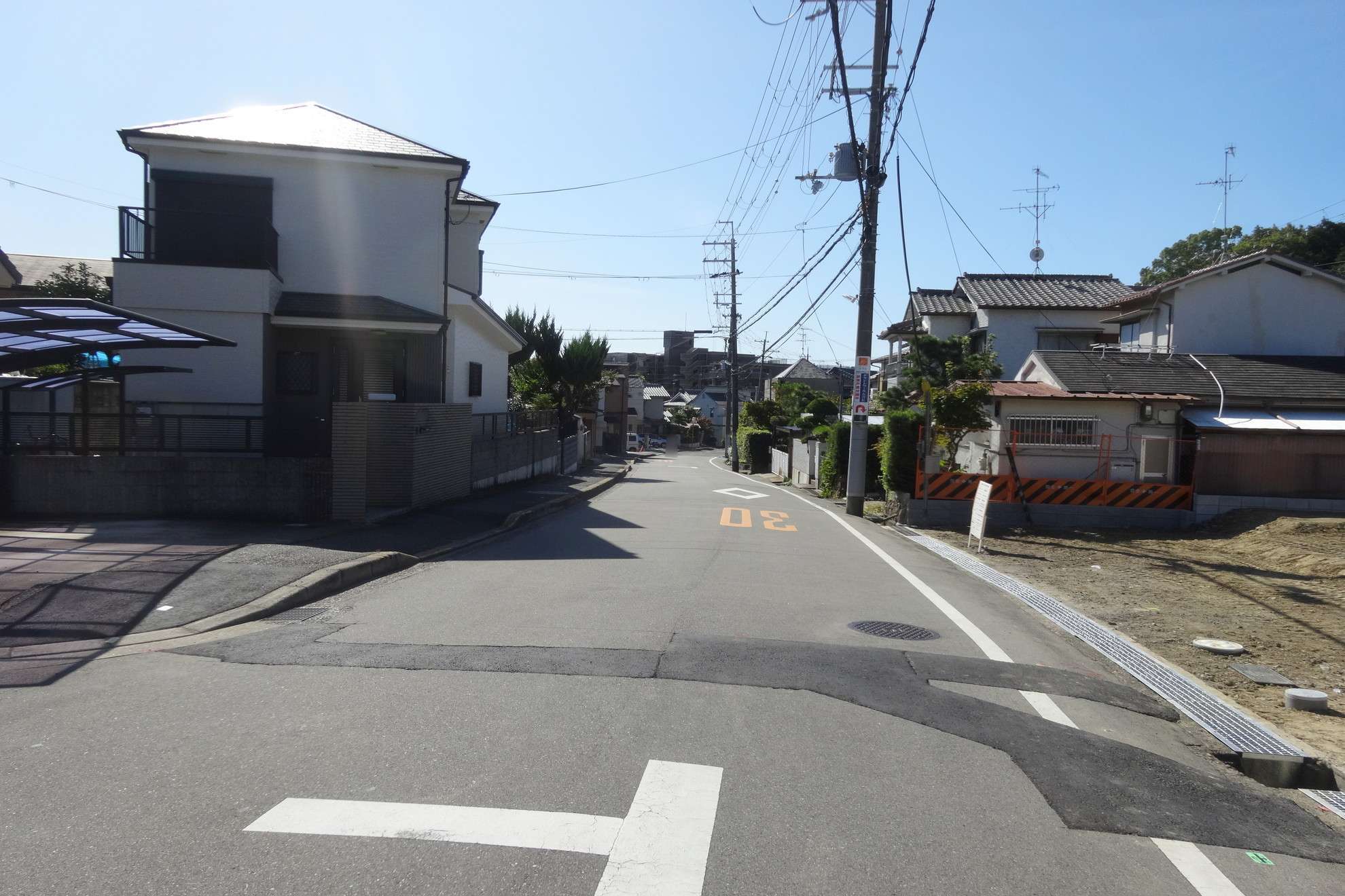 道幅が広く、すっきりとした街並みです。