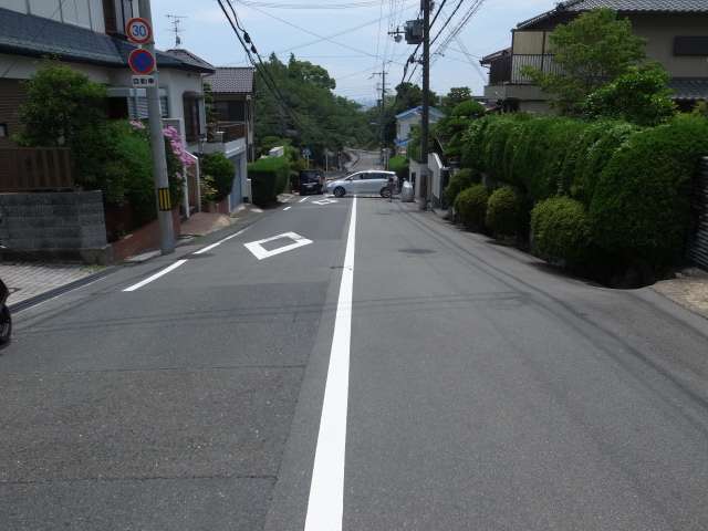 町の西部を北方向から見た景色。勾配が急な坂道が多く見られます。