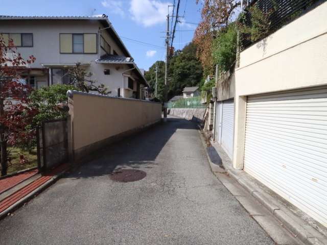 町の北東部を東方向から見た景色。高台の住宅地は道幅が狭いです。