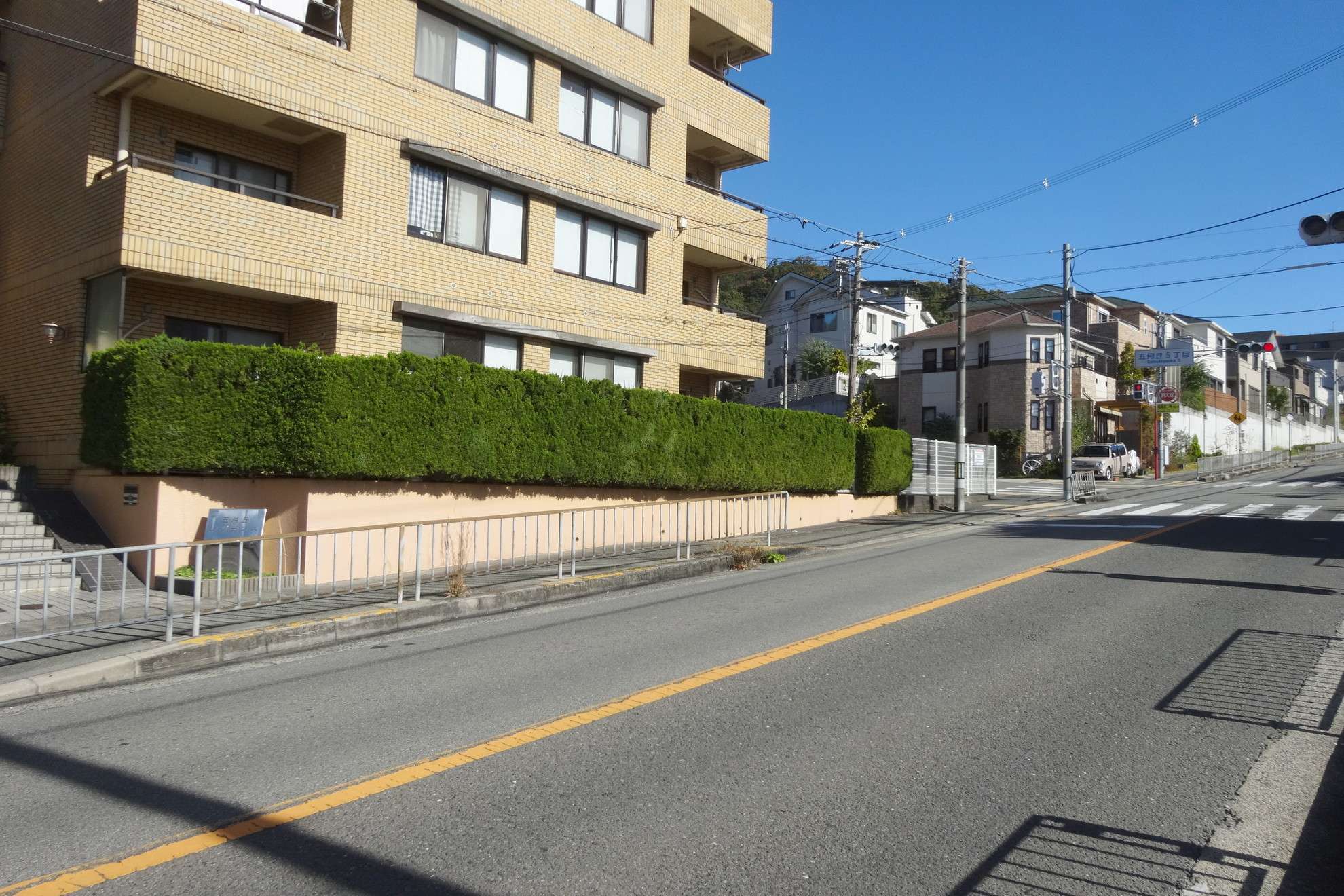 一戸建てやマンションなどが混在しています。