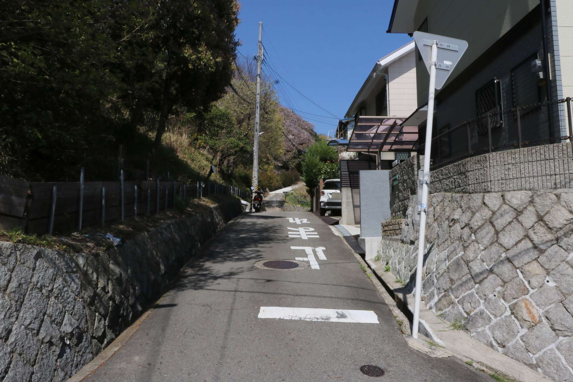 町内には坂道が多いです。