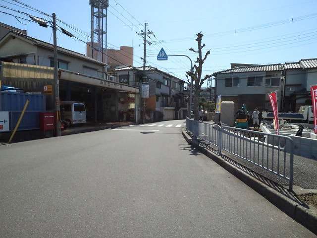 一戸建てや店舗などが混在しています。