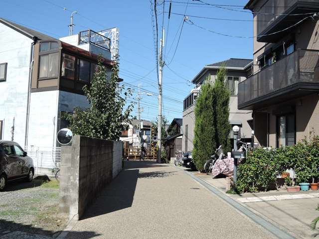 町の西部を南西方向から見た景色。狭い街路沿いに一戸建てやアパートが密集しています。