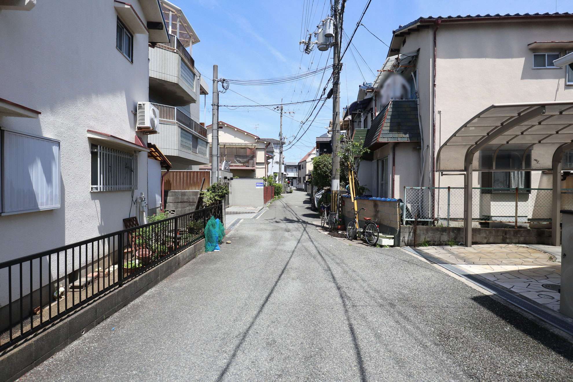 一戸建てが多く並ぶ住宅地。