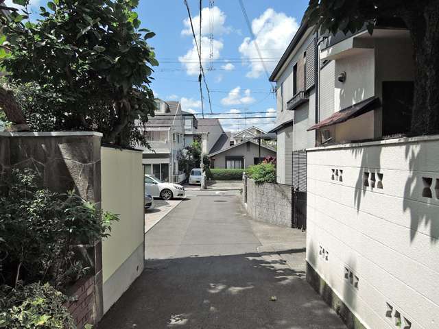 町の北部を南方向から景色。生垣や植栽が多く見られます。