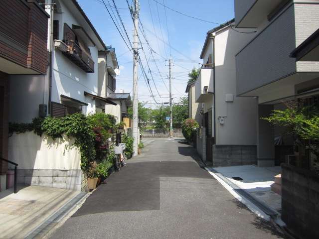 町の中央部を西方向から見た景色。道幅の狭い街路が多いです。