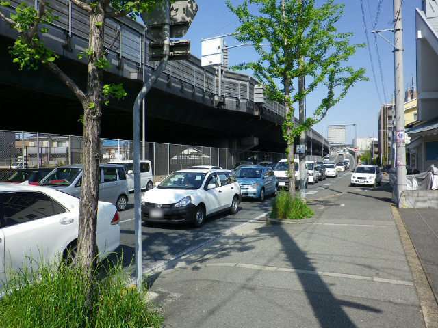 町の南部には中央環状線が東西に通っていて、車の利便性が高いです。