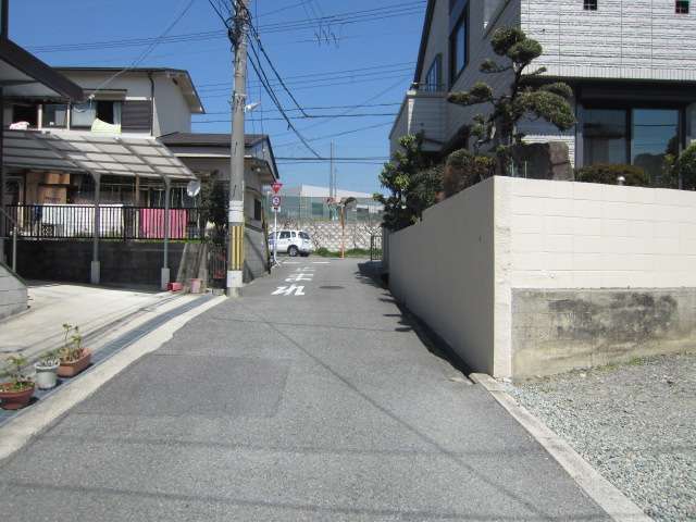 町の北東部を南方向から見た景色。一戸建てが多く並んでいます。