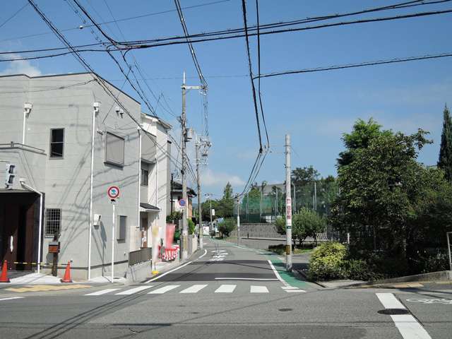 町の北東部を南東方向から見た景色。道幅の狭い街路が多いです。