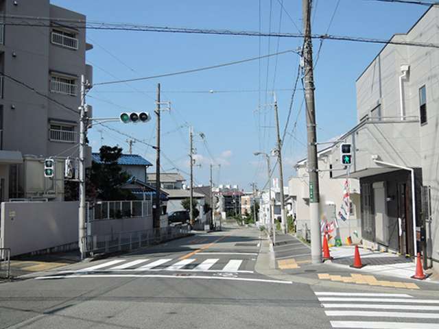 町の北東部を北東方向から見た景色。緩やかなな下り坂になっています。