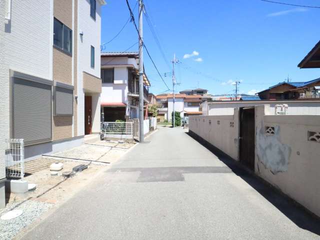 町の南部を南方向から見た景色。一戸建てが中心に並んでいます。