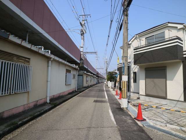 町の南部を阪急宝塚線の高架橋が通っています。
