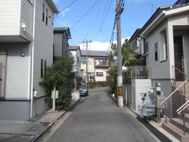 町の西部を南方向から見た景色。一戸建てが並んでいます。