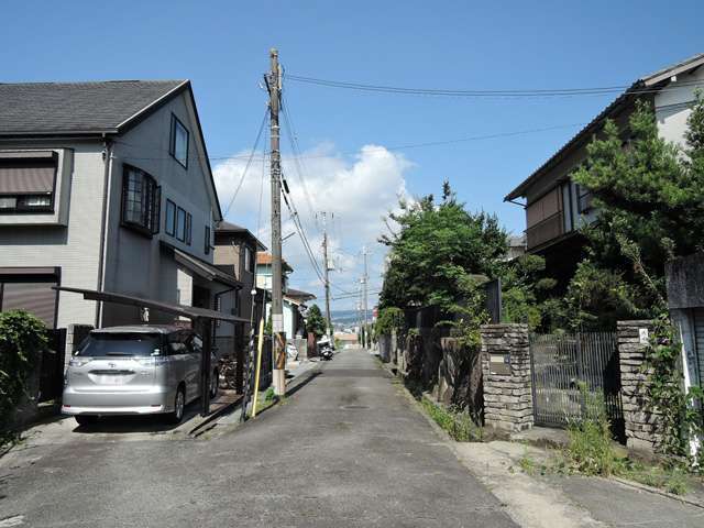 町の中央部を東方向から見た景色。奥には五月山などの山々がかすかに見えます。