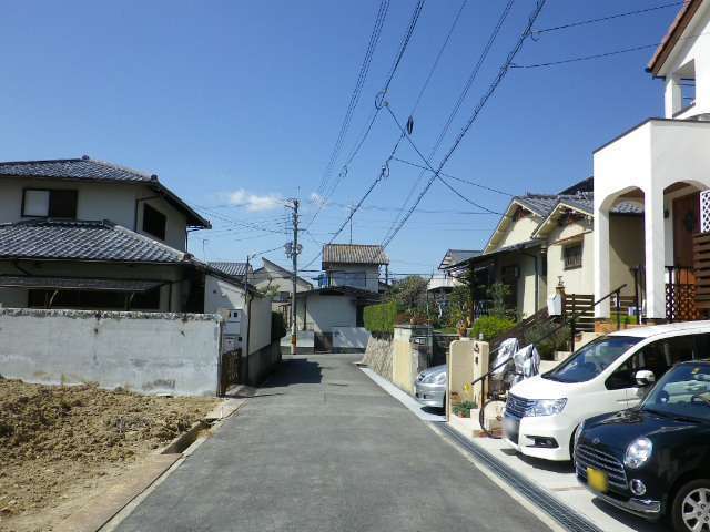 町の中央部を東方向から見た景色。道幅が狭いです。
