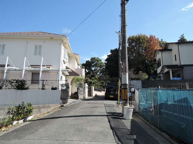 町の西部を西方向から見た景色。生垣や植栽のある家が多く、田畑も少し残ってます。
