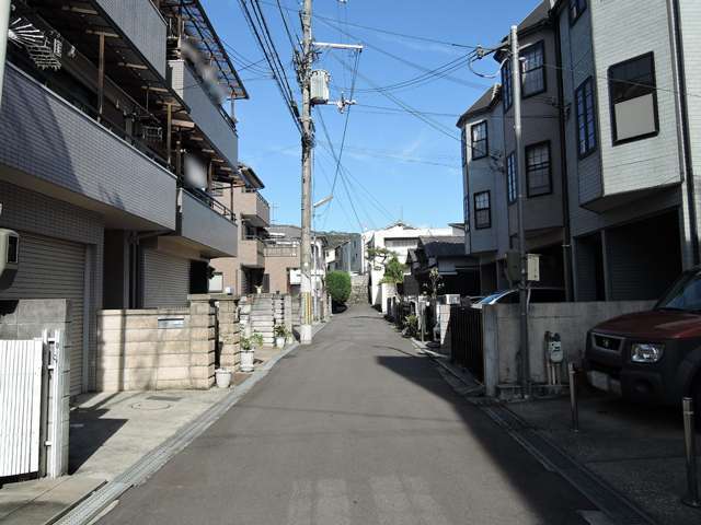 町の北部を南方向から見た景色。緩やかな坂道になっています。