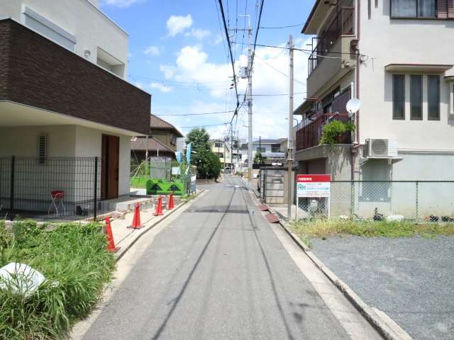 町の南西部を南方向から見た景色。道幅が狭く入り組んだ街路が多く、車の運転には注意が必要です。