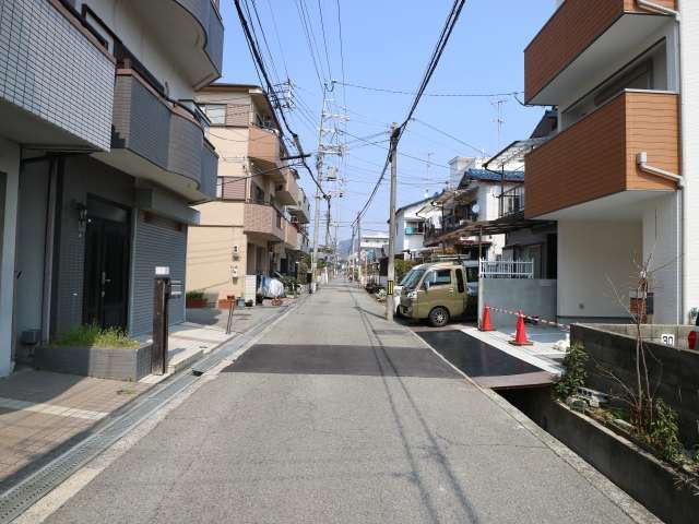 町の中央部を南方向から見た景色。直線的な街路で遠くの景色がよく見えます。
