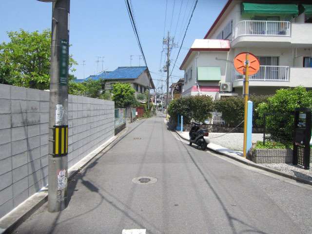 町の西部を南方向から見た景色。生垣や植栽のある家屋が多いです。