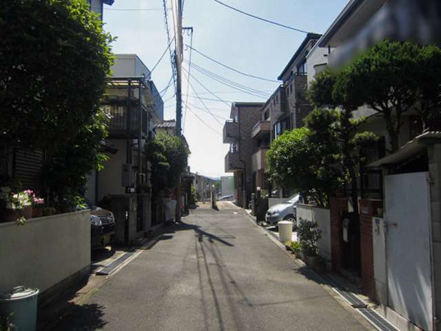 町の中央部を東方向から見た景色。生垣や植栽のある家が多いです。