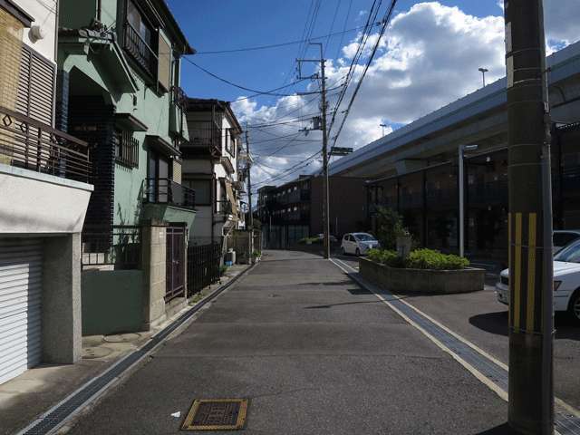 猪名川のすぐ東側を阪神高速池田線の高架橋が通っています。