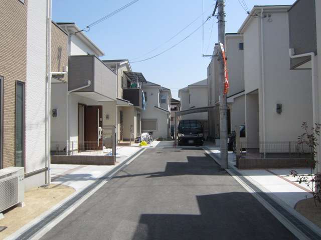 袋小路沿いに新しい一戸建てが並んでいます。
