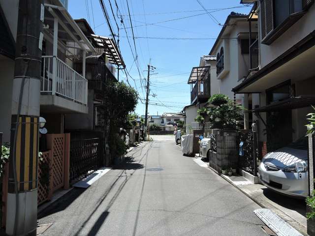 町の中央部を北方向から撮影した景色。一戸建てが中心に並んでいます。