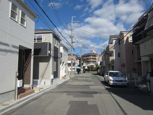 町の東部を西方向から見た景色。町の中では主要道路となっており、道幅が広いです。