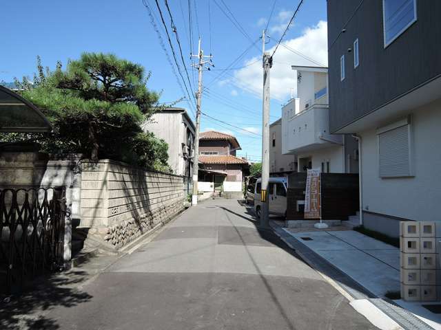 町の中央部を西方向から撮影した景色。道路は狭く、入り組んでいます。