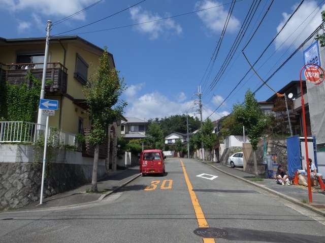 高台にあるため、勾配が急な坂道が続きます。