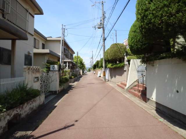 一戸建てが多く並ぶ閑静な住宅地です。