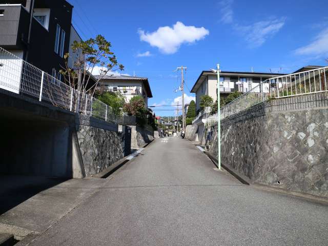 町の南西部を南東方向から見た景色。坂道になっていますが、生垣や植栽のある家が多いです。