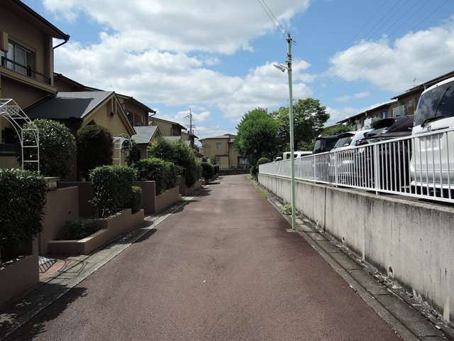 町の東部を東方向から見た景色。一戸建てが整然と並んでいます。