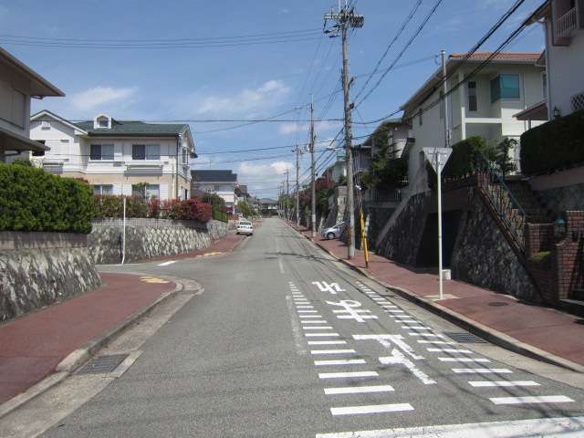 町の南部を西方向から見た景色。緩やかな上り坂になっていますが、両側に歩道が整備されています。