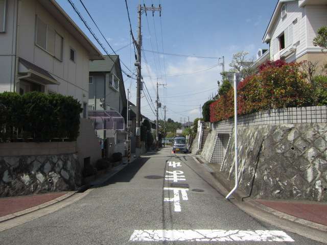 町の南部を南方向から見た景色。生垣や植栽のある家が多いです。