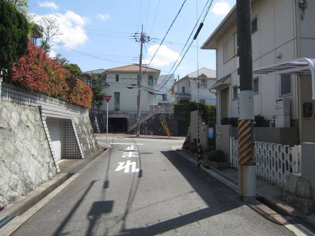 町の南部を北方向から見た景色。T字路より奥側は伏尾台5丁目になります。