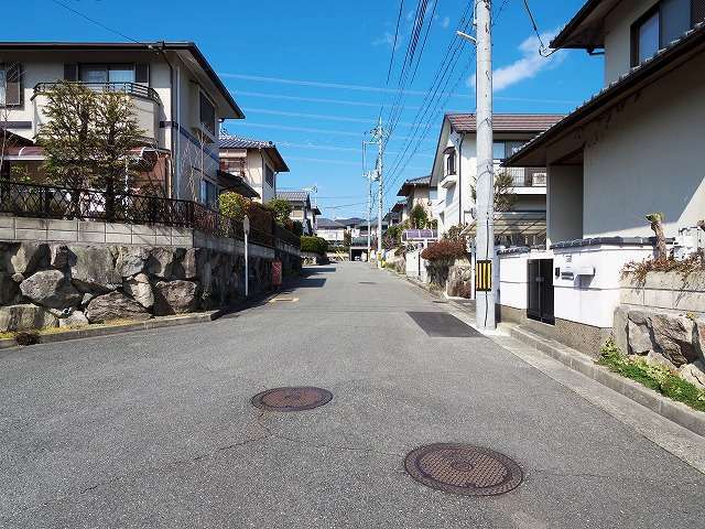 町の北部を南方向から見た景色。緩やかな坂道となっていますが、自転車での移動は可能です。