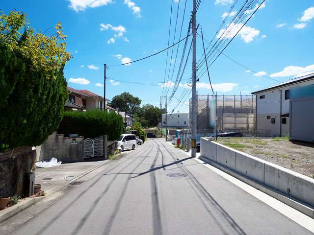 町の南西部を北西方向から見た景色。右側には一戸建ての分譲地があります。